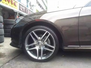 奔馳，換原裝 18寸 AMG 完工！