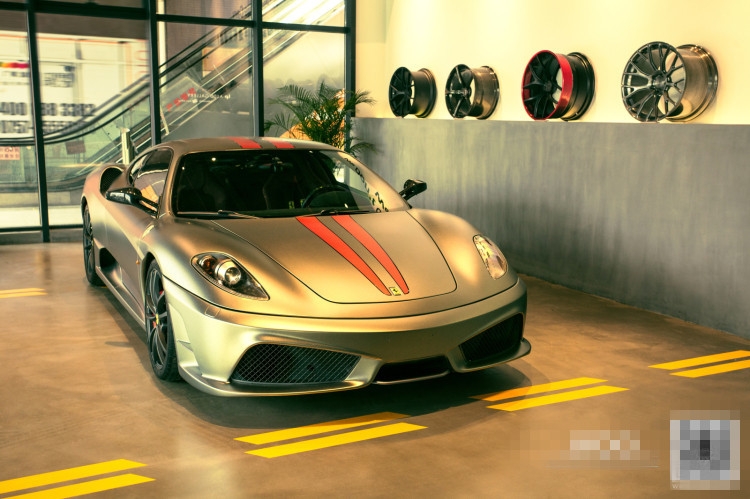 法拉利F430車身改色貼膜星光金槍灰+剪刀拉花（圖）