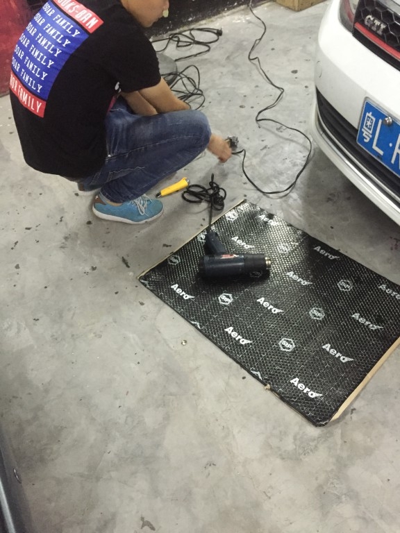 汽車引擎蓋隔音--大眾高爾夫7代俄羅斯STP炸彈隔音 番禺汽車音響改裝 藝匠音響