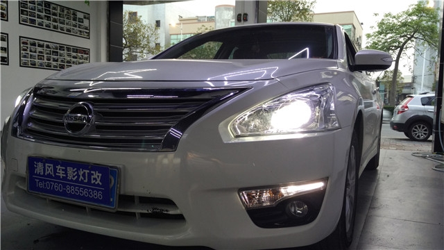 日產(chǎn)新天籟車燈升級(jí) 定制款海拉五雙氙透鏡改裝 氙氣大燈升級(jí)——清風(fēng)車影燈改