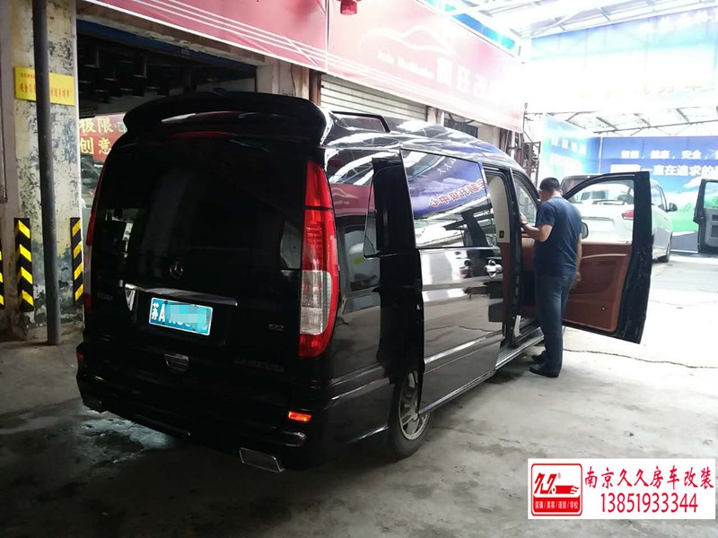奔馳威霆商務(wù)車內(nèi)飾改裝案例