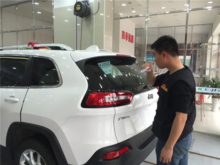 白色JEEP全車龍膜玻璃隔熱膜施工效果--四季貼膜南湖大道店出品