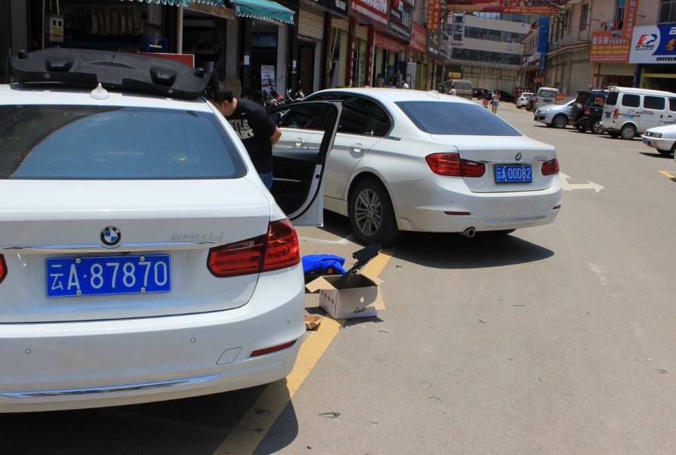 寶馬3系一輛原車屏升級，一輛加裝數(shù)字電視