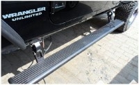 牧马人改装电动踏板。当车门关闭的时候，踏板将平滑流畅的收回到车底。