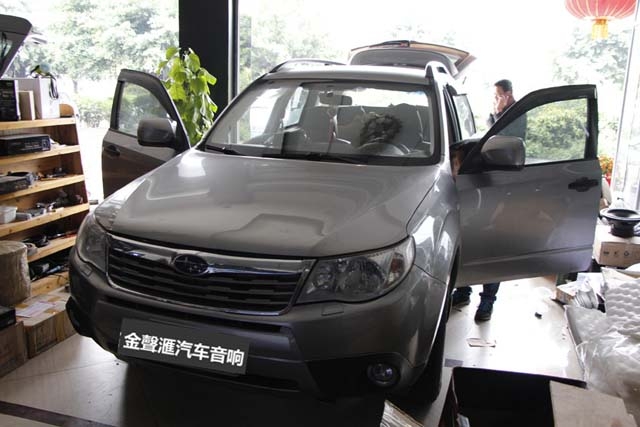 【廣州金聲匯】斯巴魯森林人升級(jí)惠威全車?yán)燃友b四門隔音改裝案例