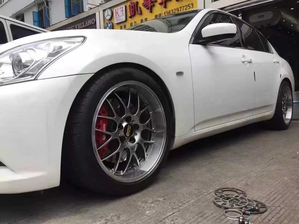 英菲尼迪 G37 ，上 19寸 BBS 。
