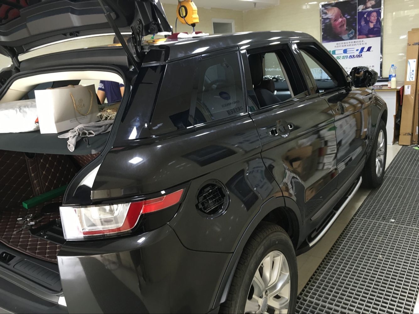 武漢路虎極光車身改色貼膜/白色改艾利小珠光黑效果