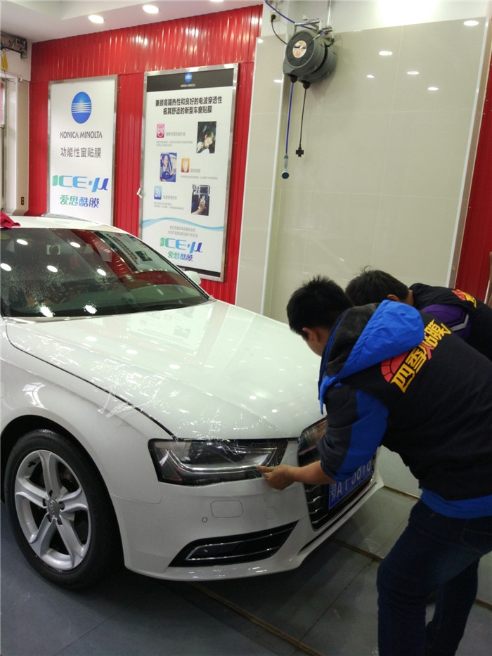 白色奧迪A4艾利隱形車衣車漆透明保護(hù)膜+車頂亮光黑施工案例