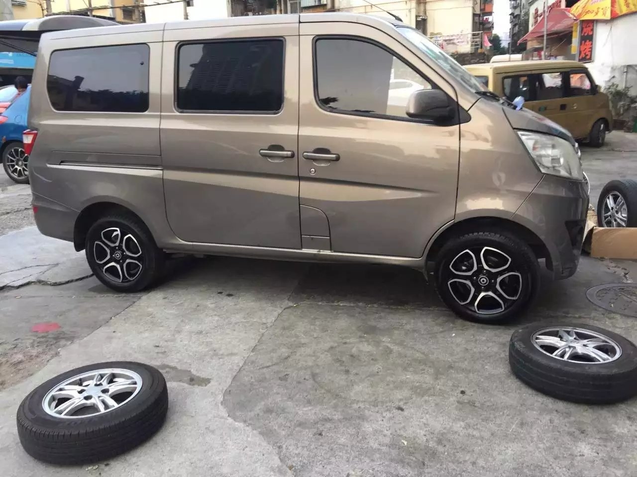 面包車都換輪轂 ， 今晚秋名山見。。無敵小面包 。