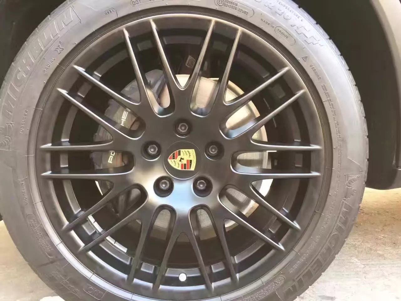 卡宴 ，換原裝 20寸 黑色GTS 完工