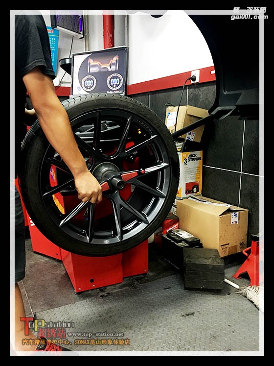 奔馳C200超級(jí)站更換炫亮輪轂