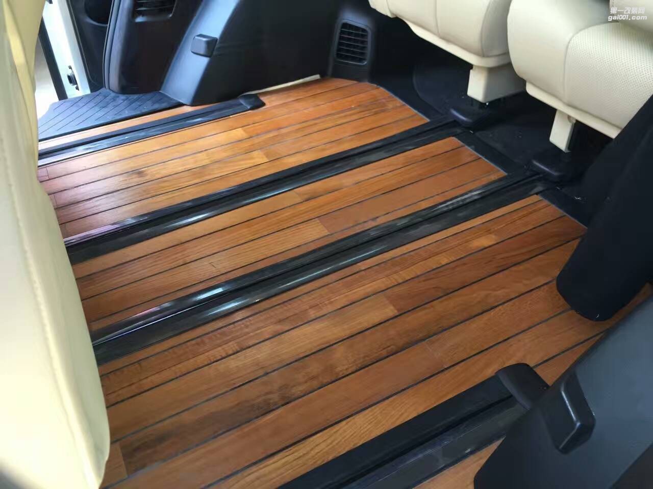 阿爾法商務車安裝柚木地板