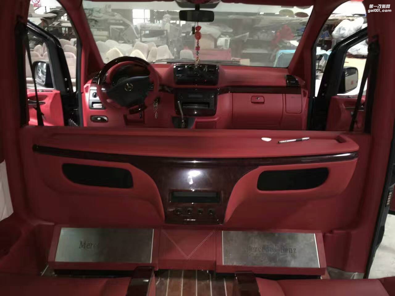 各種風格商務(wù)車半隔斷