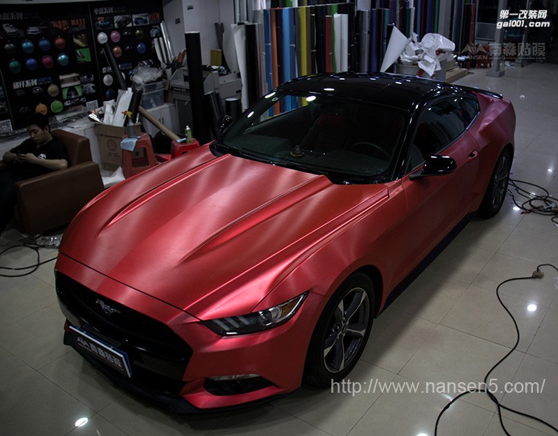 福特野馬車(chē)身改色案例-冰拉絲紅 南森汽車(chē)改色出品