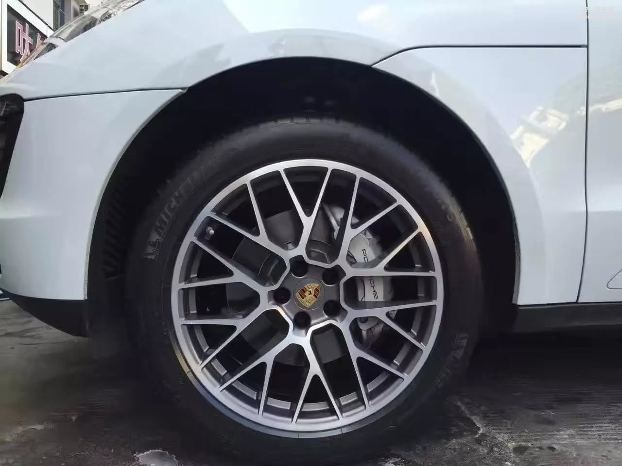 剛提完新車就過(guò)來(lái)?yè)Q輪轂 ，升級(jí) 20寸 全新 原廠 Macan 鳥巢，完工！