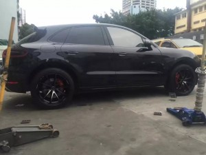 Macan ，裝 RAYS.  G25．20寸 完工！