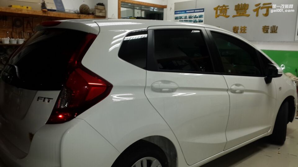 中山億豐行汽車音響改裝.風(fēng)雨交加美音伴——本田飛度全車汽車音響改裝