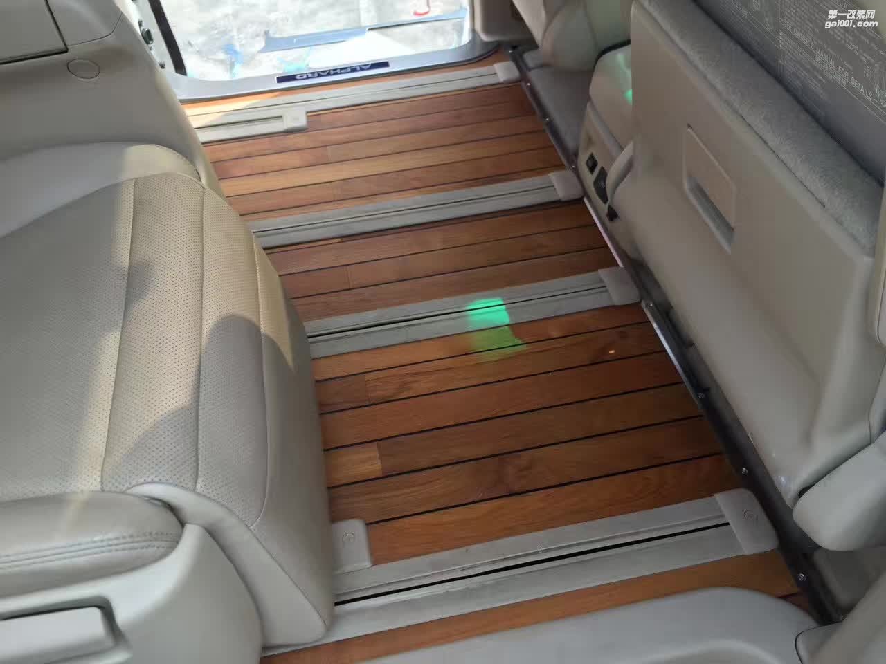 阿爾法淺色柚木地板