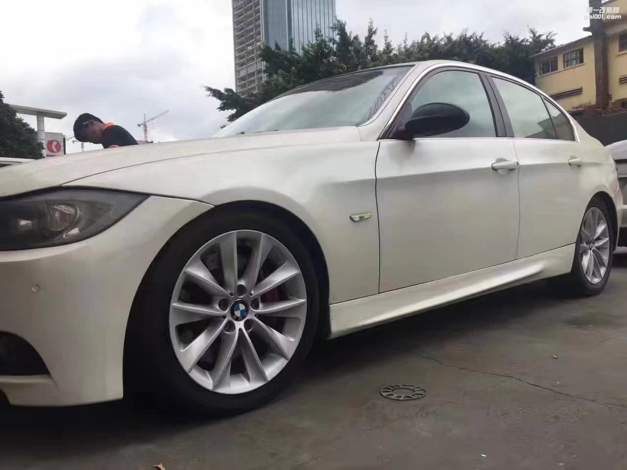寶馬， 換 原裝 18寸 完工！