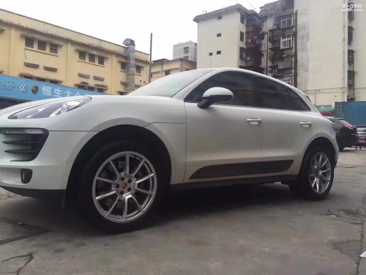 保時(shí)捷 Macan  換 原裝 20寸 完工！