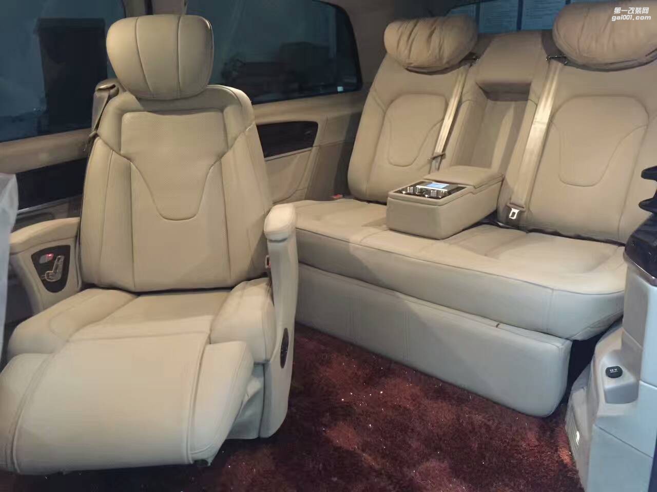 奔馳V260實(shí)用改裝