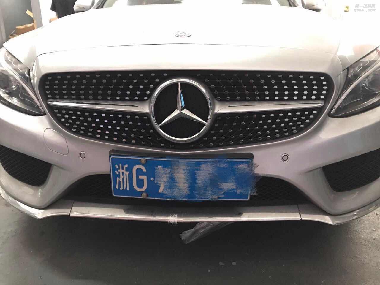 奔馳新C200L，滿天星中網(wǎng)，后唇四出，三色氛圍燈~~小改動大改變~