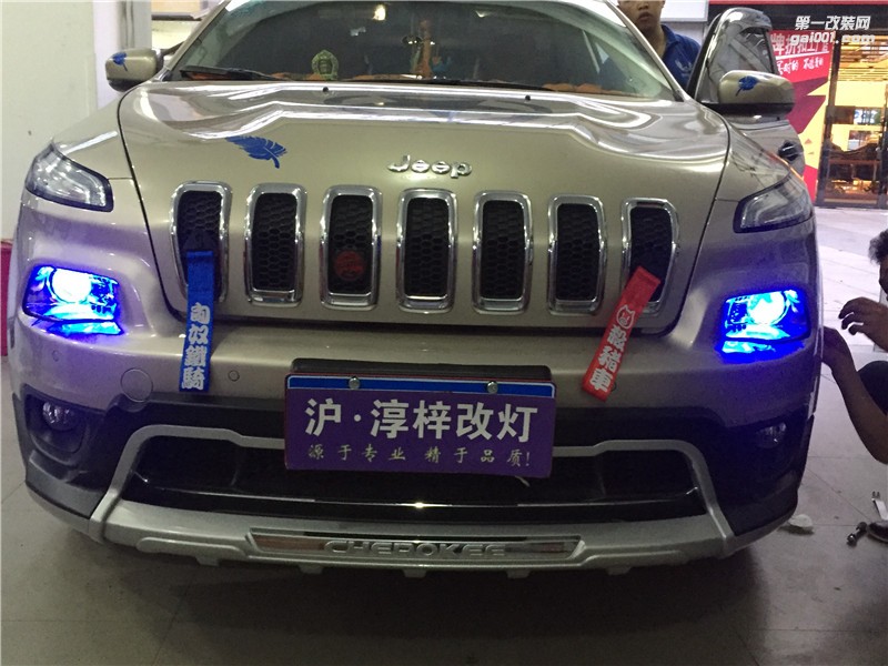 上海吉普J(rèn)EEP自由光改燈 升級(jí)海拉5透鏡 歐司朗氙氣燈套裝 藍(lán)色惡魔眼