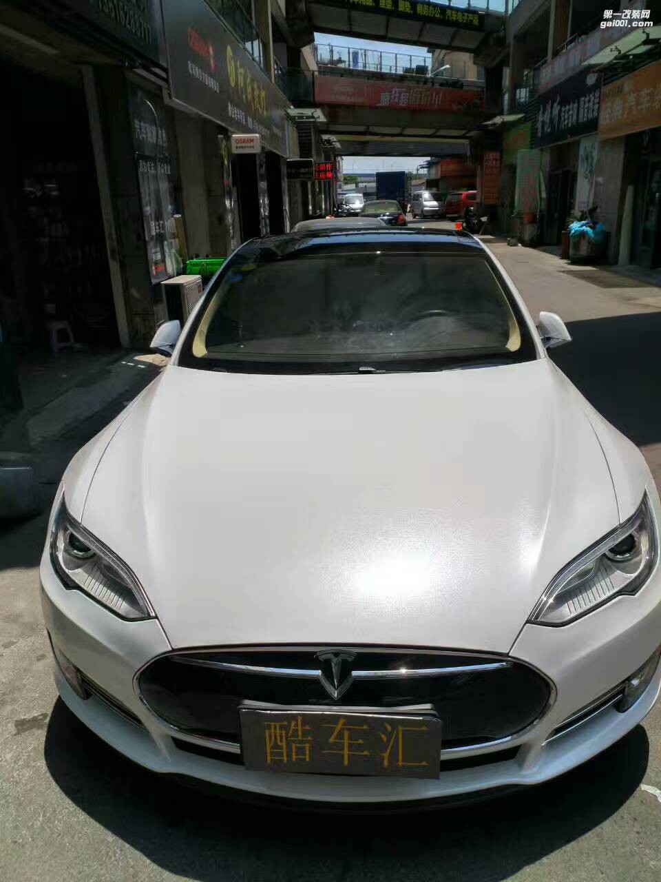 特斯拉全車閃點(diǎn)白