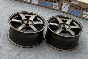 海亞：RAYS TE37SAGA 5X112 18X8.5 ET42/36 高爾夫GTIR A3S3A4LTT CLA/A45等