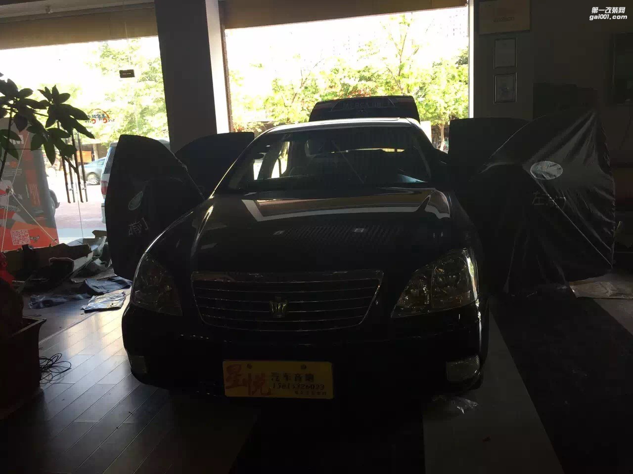 汕頭市星悅汽車音響升級中心清除異味，豐田皇冠鏟瀝青，升級大能全車隔音，打造舒適健康車生活