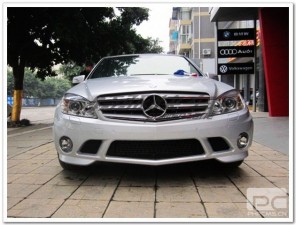 白色奔馳C級(jí)改C63