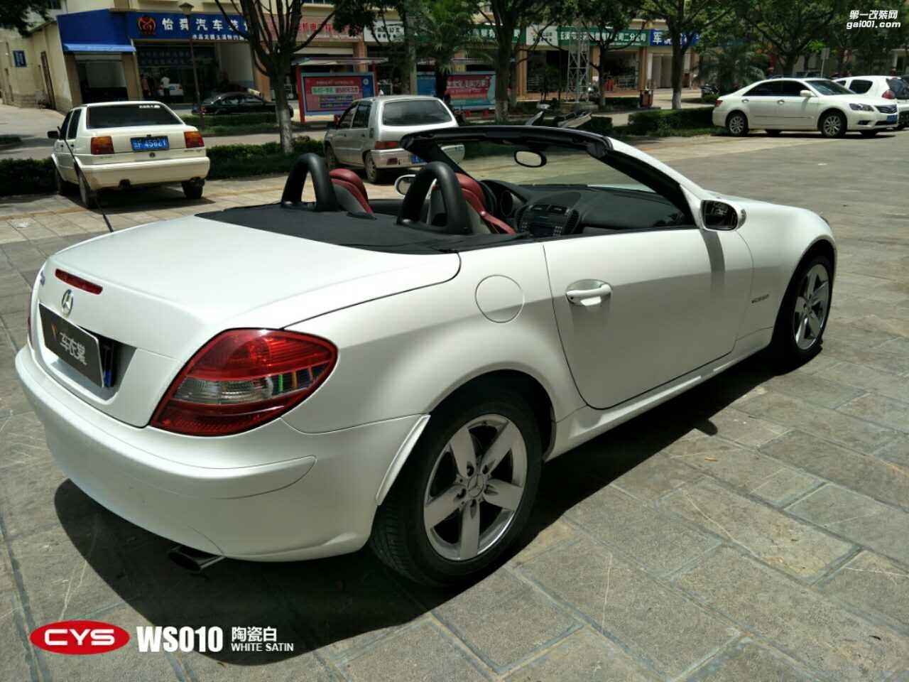 四川成都車(chē)衣裳奔馳SLK200陶瓷白WS010汽車(chē)改色貼膜