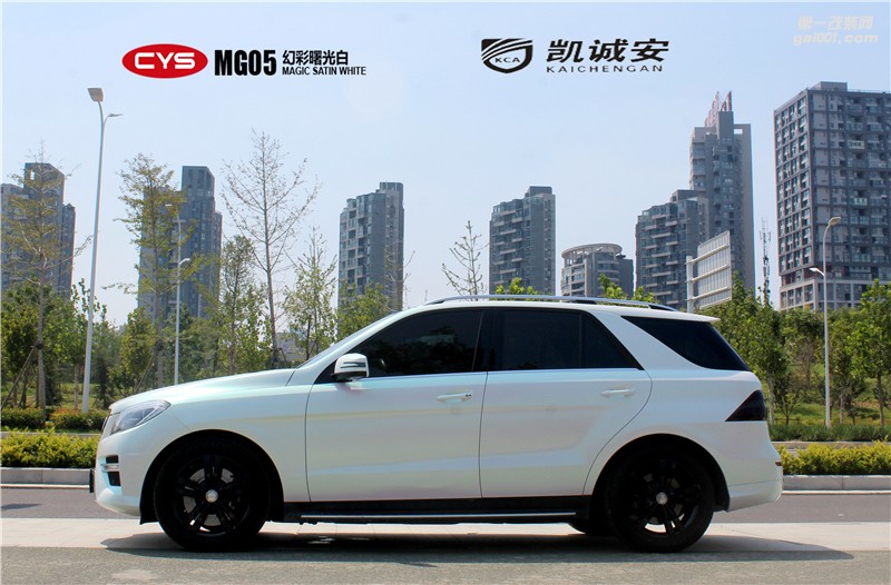 鄭州汽車貼膜奔馳ML350鐳射白全車改色效果圖