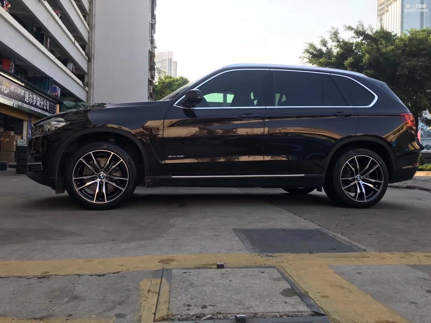 寶馬，換 原裝 611M  20寸 完工！