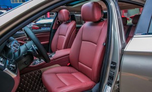 寶馬5系升級(jí)酒紅色真皮座椅，自由獨(dú)特，狂野個(gè)性