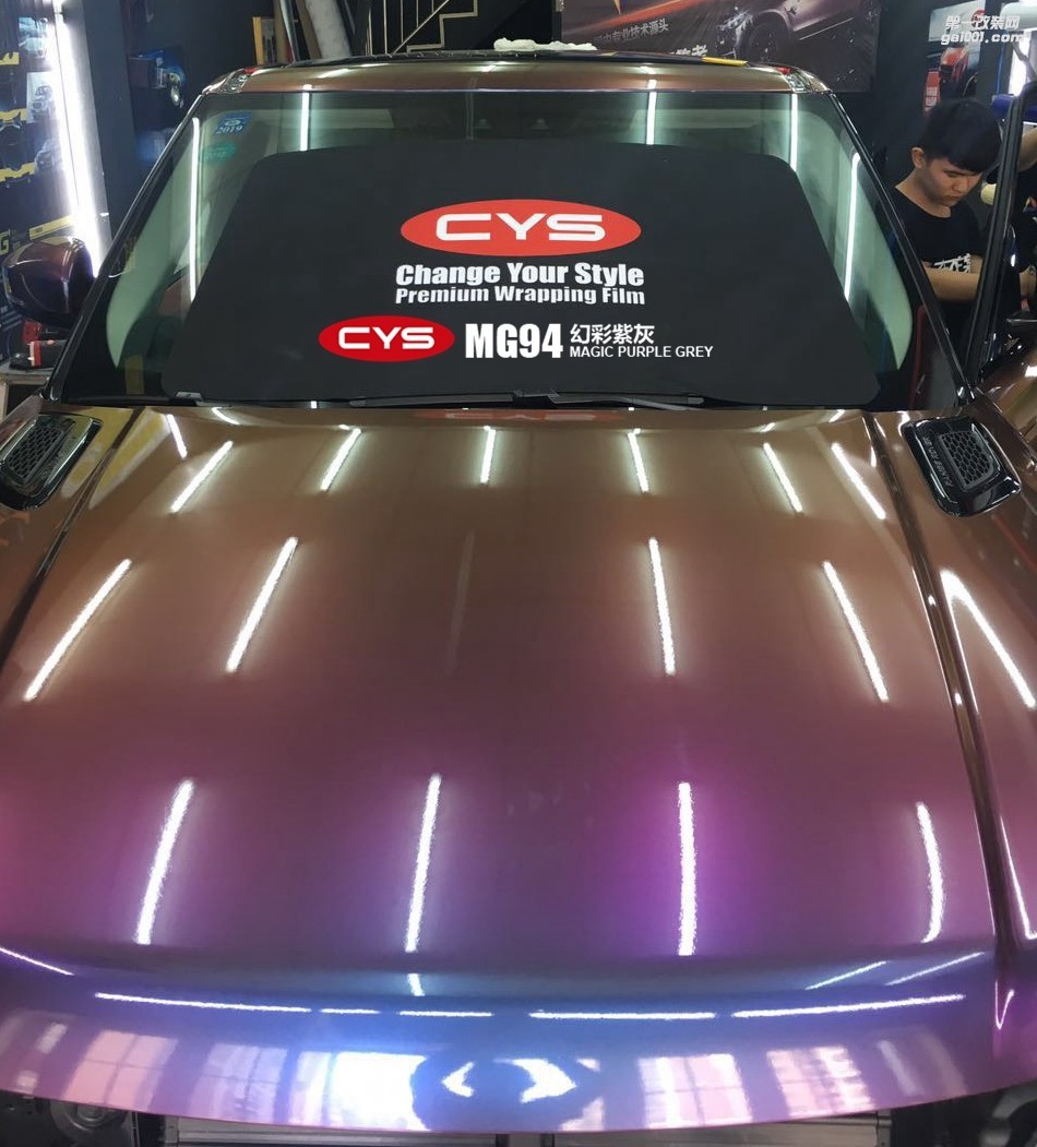 四川成都車衣裳路虎攬運(yùn)幻彩紫灰MG94汽車改色貼膜