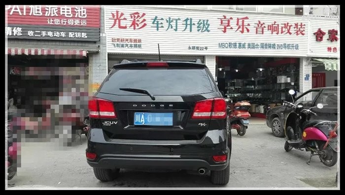 道奇酷威改裝GTR雙光透鏡氙氣燈LED大燈成都光彩車燈