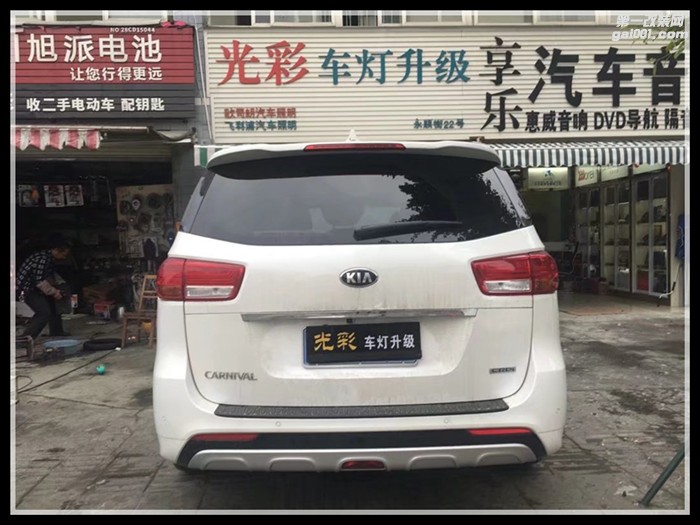 起亞嘉華改裝全新進(jìn)口海拉五雙光光透鏡成都光彩車燈