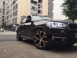 成都紅駱駝案例 寶馬X5 升級(jí)20寸高強(qiáng)度鍛造輪轂 前后配