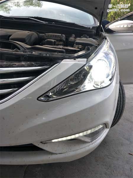 西寧汽車大燈改裝現(xiàn)代瑞納汽車燈光升級|精藝精車燈改裝案例