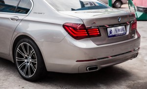 寶馬7系730改裝740雙邊單出方口排氣，加寬輪轂做鋪墊