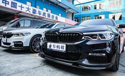 寶馬5系改裝黑色中網(wǎng)，加裝碳纖維前唇和碳纖維尾翼
