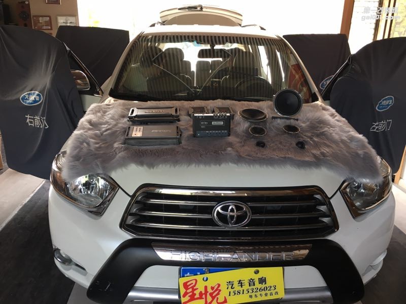 想讓你的愛車音樂出彩嗎？汕頭市星悅汽車音響豐田漢蘭達改裝華麗變“聲” 意大利赫茲三分頻喇叭