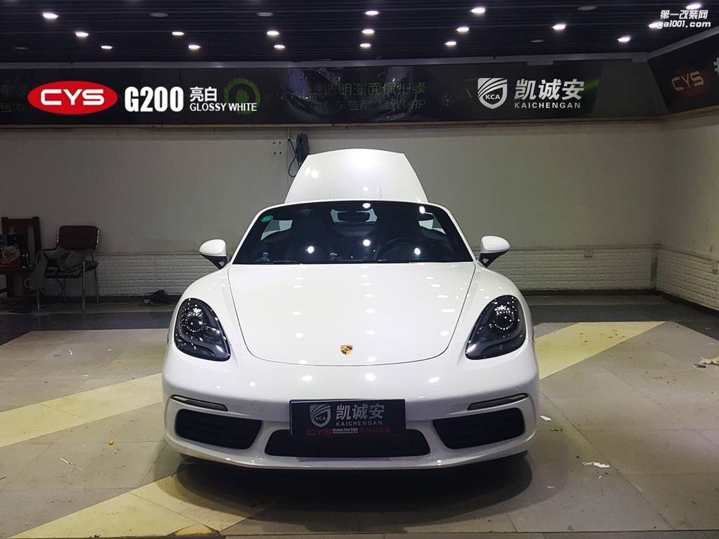 四川成都車(chē)衣裳保時(shí)捷718亮白G200汽車(chē)改色貼膜