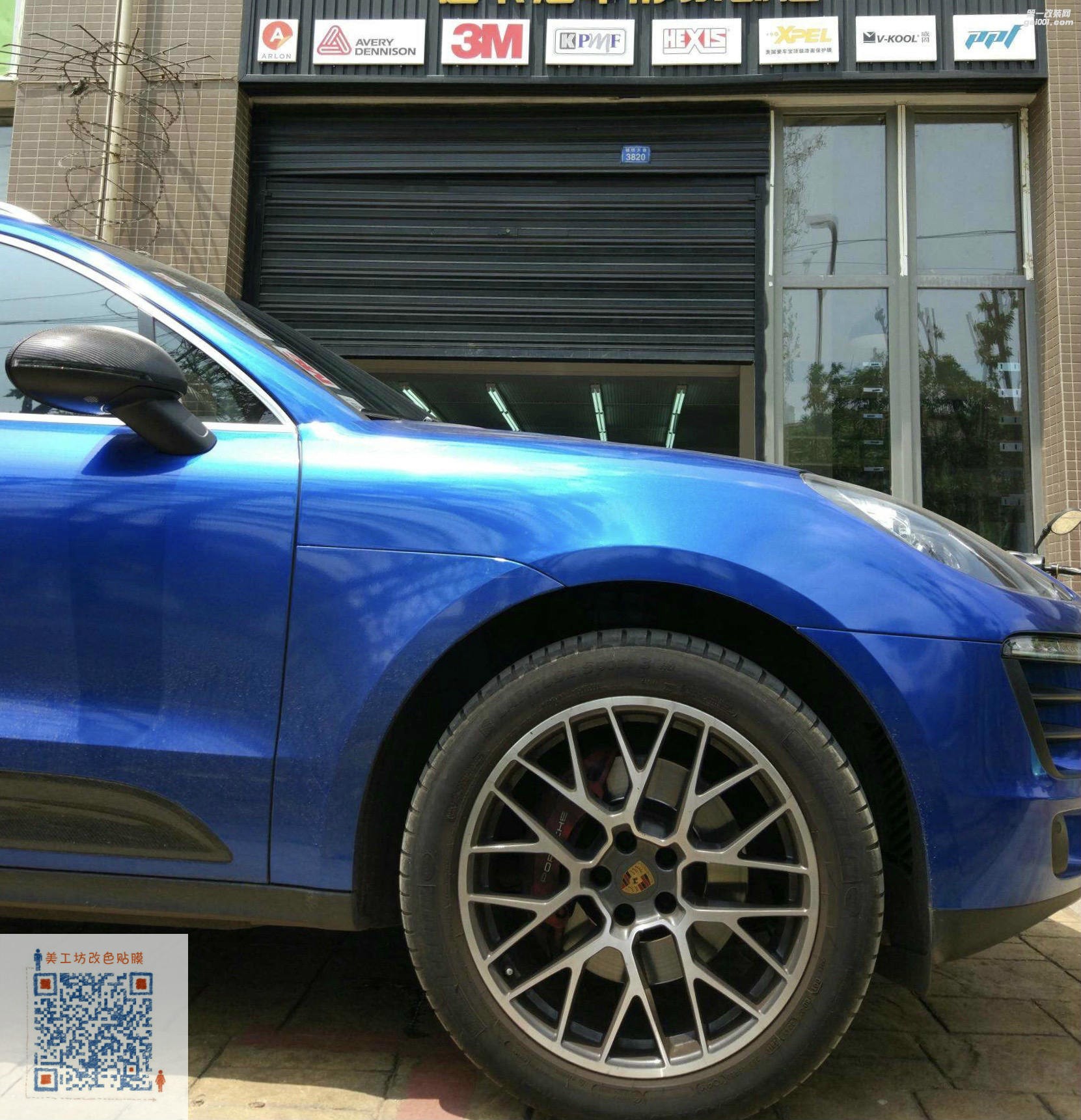 成都汽車車身改色貼膜，保時捷macan換裝極光藍改色膜