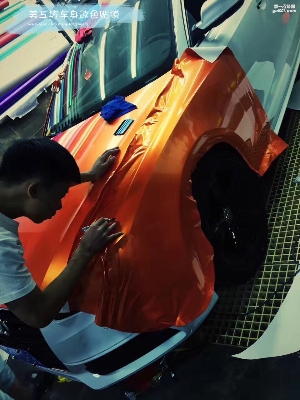 成都汽車車身改色貼膜，奧迪換裝幻彩金橙改色膜