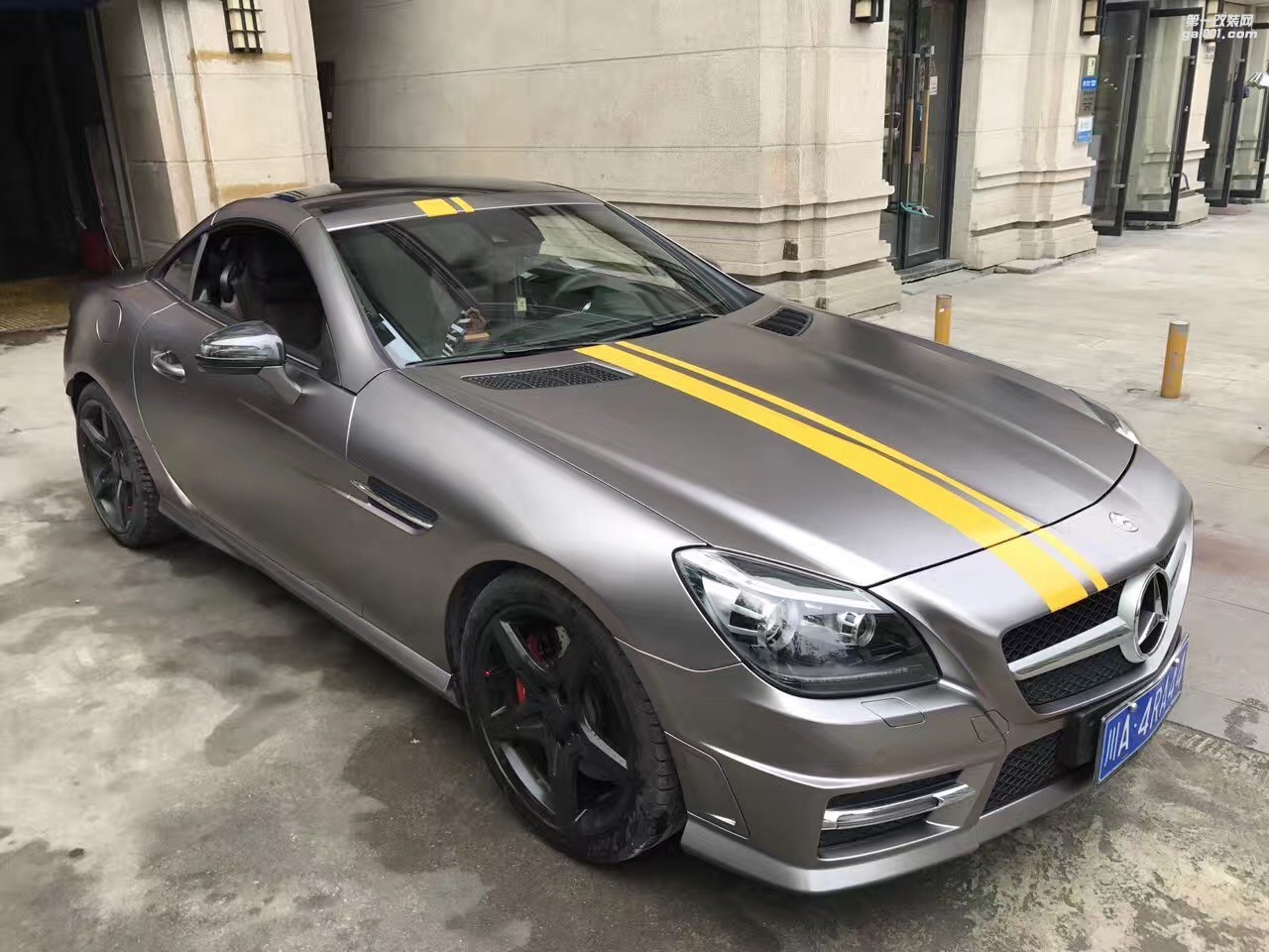成都汽車車身改色貼膜，奔馳slk換裝電光粽灰改色膜