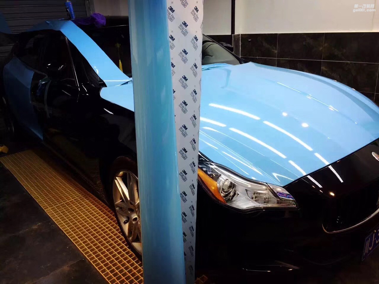 成都汽車車身改色貼膜，瑪莎拉蒂換裝冰淇凌藍(lán)改色膜