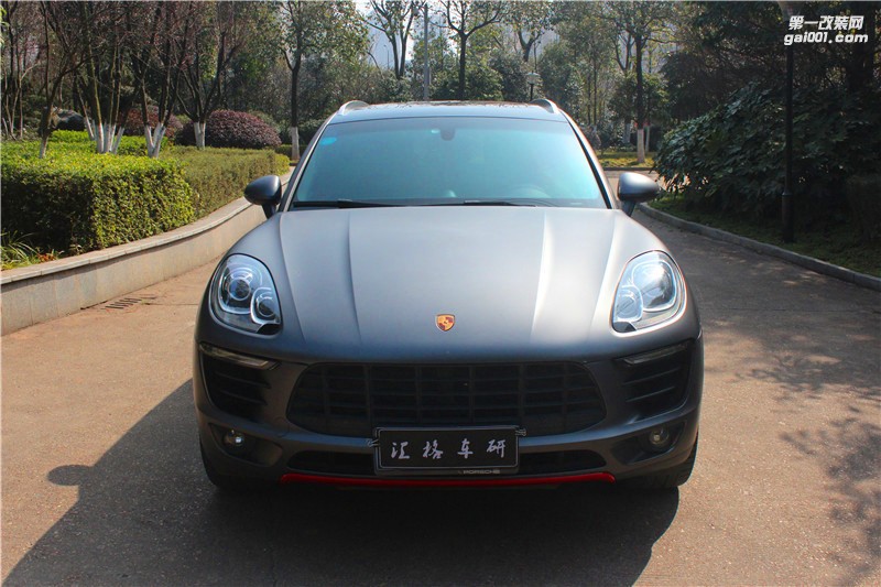 長(zhǎng)沙保時(shí)捷Macan全車施工CYS深灰改色膜