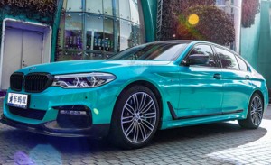 寶馬新5系儀表臺包真皮，車身改孔藍色色膜